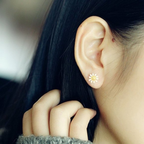 925 Sterling Silver Two Tone Daisy Stud Earrings - Picture 5 of 5